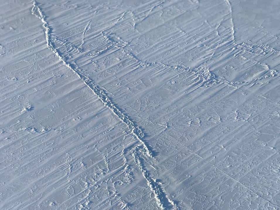 Трещина во льду у берегов Гренландии